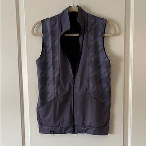 Swingdish Sleeveless Zip Front Active Vest in Charcoal Houndstooth (reversible!)